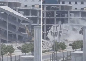 Yıkımı gerçekleştirilen bina iş makinesinin üzerine çöktü