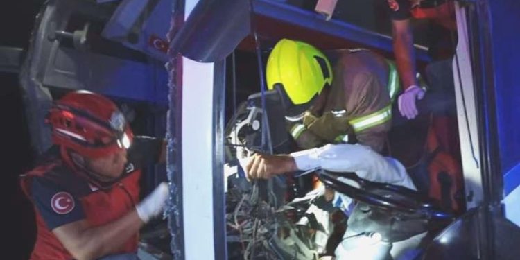 Yolcu otobüsü beton mikserine çarptı: Yaralılar var!