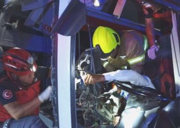 Yolcu otobüsü beton mikserine çarptı: Yaralılar var!