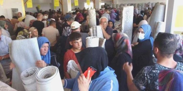 Yozgat’ta ucuz halı izdihama neden oldu