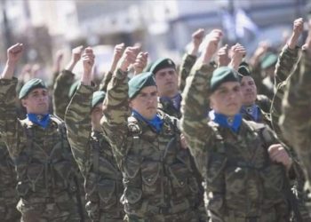 Yunan astsubay kumandanını rehin aldı