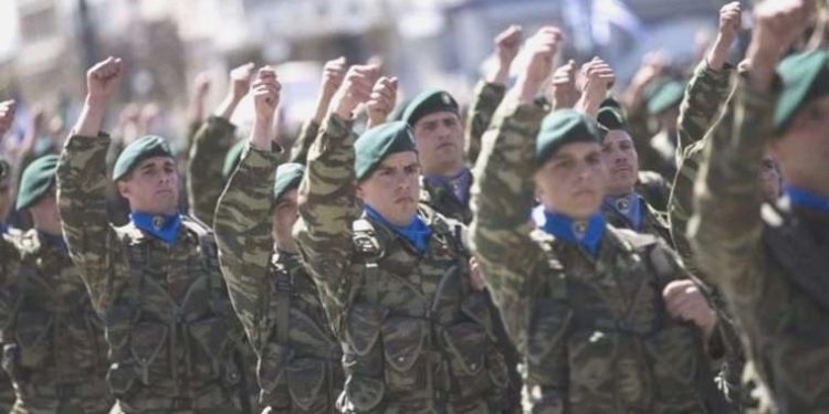 Yunan astsubay kumandanını rehin aldı