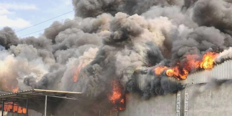 1 milyar liralık kıvılcım; 40 ton köpük, 20 bin ton su ile söndürüldü