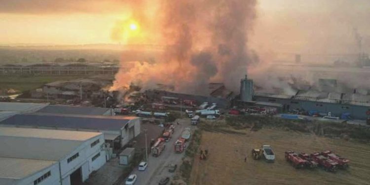 10 başka fabrikayı küle çevirmişti… Yangın günün birinci ışıklarıyla bu türlü görüntülendi