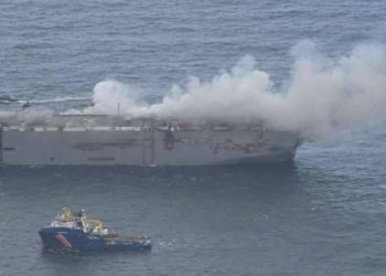 3 bin araba taşıyan gemi 10 gün sonra söndürüldü