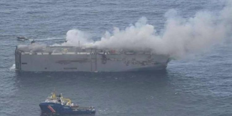 3 bin araba taşıyan gemi 10 gün sonra söndürüldü