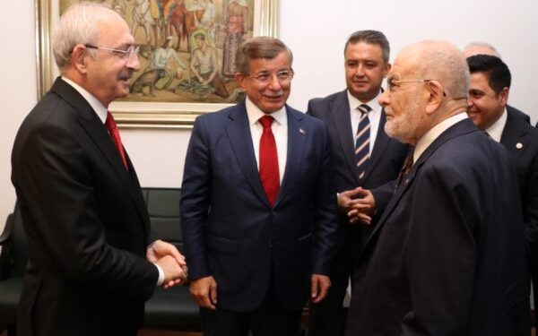 Yeni yasama yılında birçok parti başkanı milletvekili olmadığı için törende partilerinin yanında yer alamadı