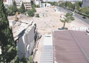 Ağır hasarlı binanın duvarı işyerinin üzerine yıkıldı