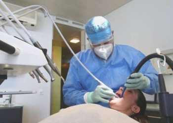 Ağız ve diş sıhhati krizi büyüyor: Doktorla hasta karşı karşıya