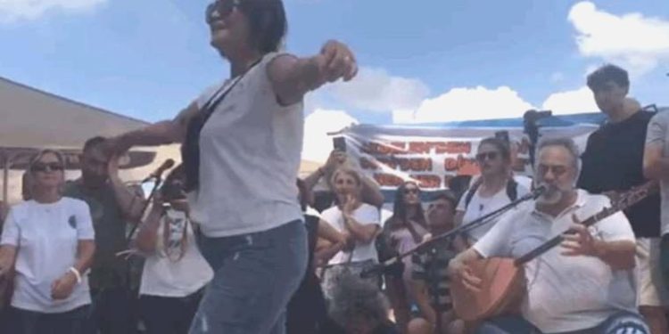 Akbelen direnişi 16. gününde: Tolga Çandar söyledi, İkizköylüler zeybek oynadı