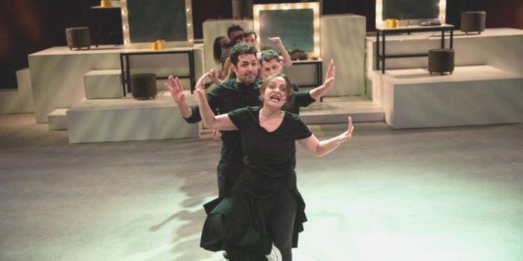 Akpınar ve Fırat’ın yönettiği ‘Deli Bayramı’ isimli oyun Küçükçiflikpark Bahçe’deydi: ‘Kimimiz akıllı mecnun, kimimiz meczup akıllı’