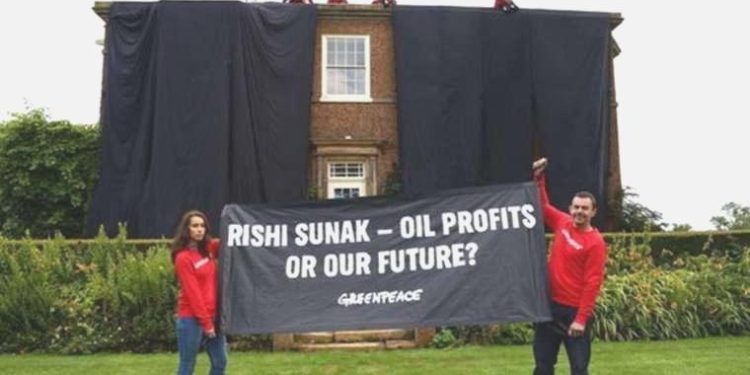 Aktivistlerden, İngiltere Başbakanı Sunak’ın konutuna siyah örtülü hareket