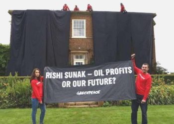 Aktivistlerden, İngiltere Başbakanı Sunak’ın meskenine siyah örtülü hareket