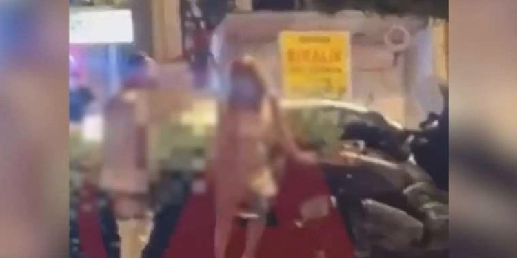 Alanya’da skandal manzara: Sokak ortasında cinsel ilgiye girdiler!