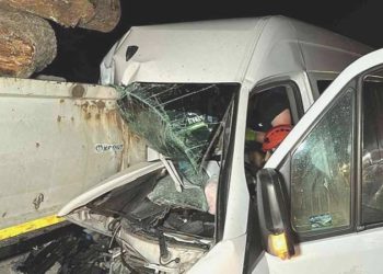 Anadolu Otoyolu’nda vahim kaza… Minibüs, tomruk yüklü TIR’a çarptı: 1 meyyit, 20 yaralı