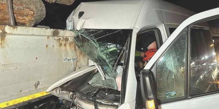 Anadolu Otoyolu’nda vahim kaza… Minibüs, tomruk yüklü TIR’a çarptı: 1 meyyit, 20 yaralı