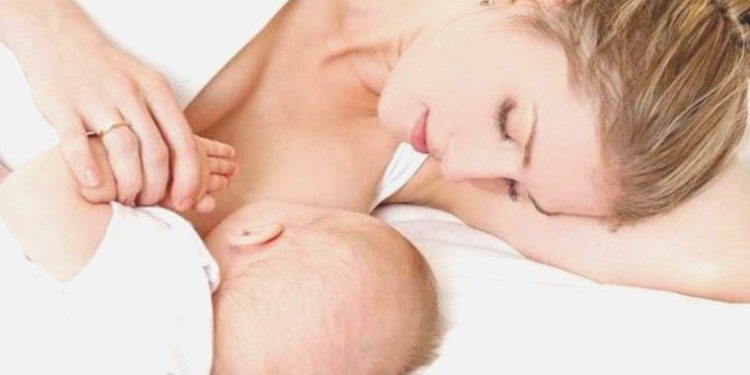 Anne sütü bebeğin birinci aşısı yerine geçiyor