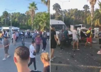 Antalya’da çeşit otobüsü 2 araca çarptı: Yaralılar var!