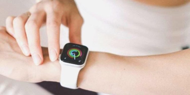 Apple Watch’un uygun fiyatlı saatini bekleyenleri üzecek haber