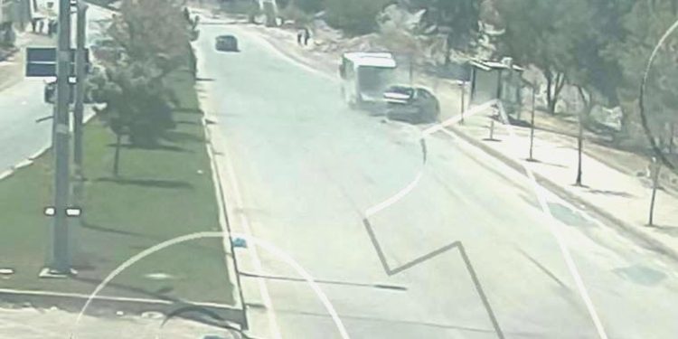 Araba, durakta yolcu alan minibüse çarptı: 7 yaralı