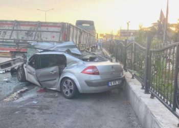 Araba, yol kenarında park halindeki TIR’a çarptı: 4 meyyit, 2 yaralı