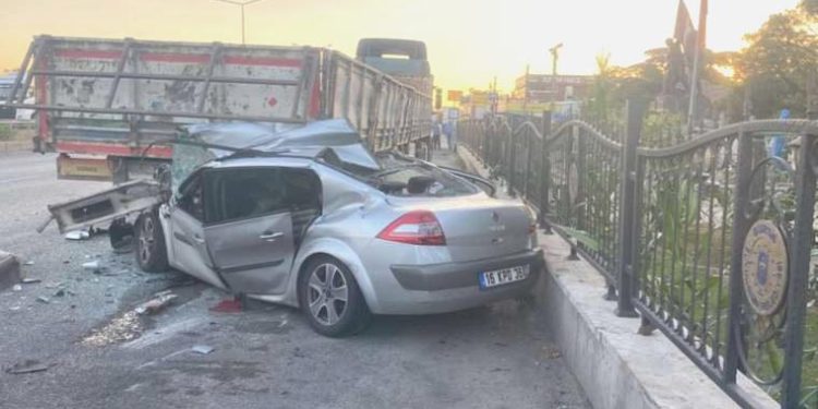 Araba, yol kenarında park halindeki TIR’a çarptı: 4 meyyit, 2 yaralı