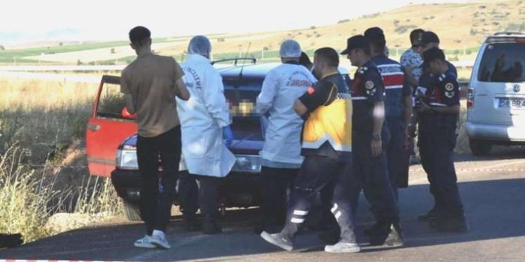 Arabada bulunan cesetlerin sırrı araştırılıyor