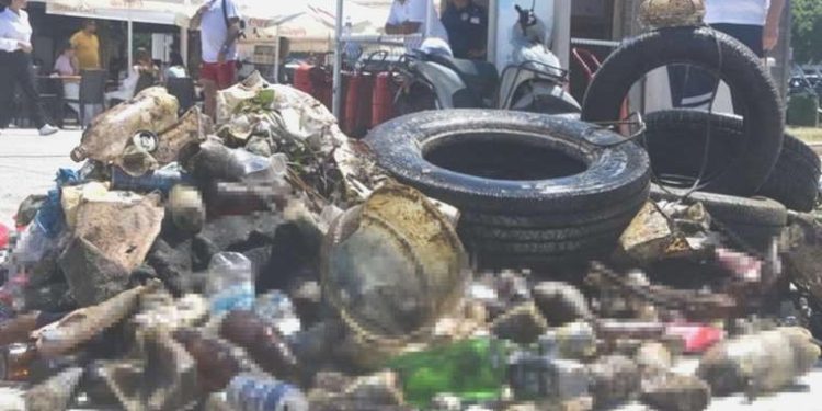 Araç lastiğinden cep telefonuna: Bodrum’da denizden yarım ton atık çıktı