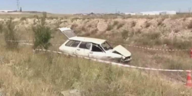 Aracıyla şarampole yuvarlandı, yardım isterken TIR çarptı