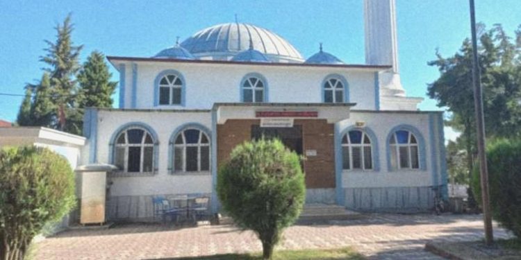 Arbedeyi ayırmaya çalışan imam darbedildi