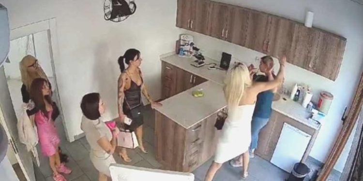 Arkadaşlarıyla kliniği basıp darbetmişlerdi: Veterinerler iş bırakıyor!