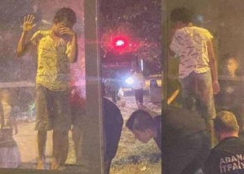 Arkadaşlarıyla oynayan çocuk reklam panosunun içinde mahsur kaldı