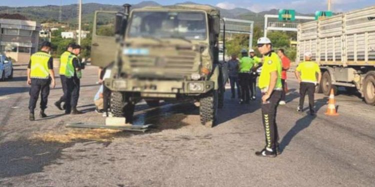 Askeri araç ve TIR çarpıştı! 10 asker yaralı