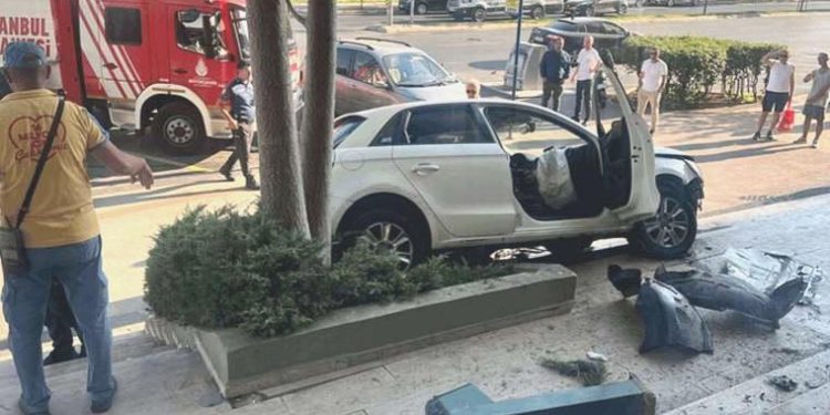 Ataşehir’de site merdivenine çarparak durabildi