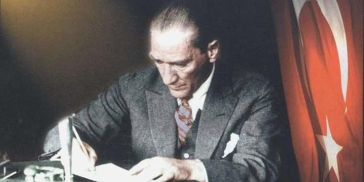 Atatürk 102 yıldır Başkomutan… Prof. Dr. Hakkı Uyar: ‘Kurtuluş’un yolunu açtı