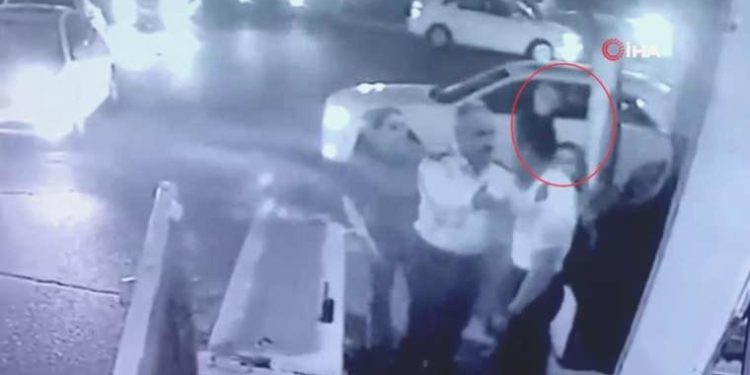 Bağdat’ta trafik polisine terlikli atak