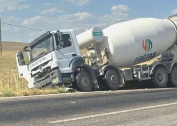 Beton mikseri, arabaya çarptı: 2 meyyit, 1 yaralı
