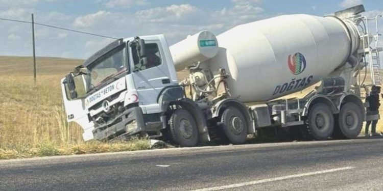 Beton mikseri, arabaya çarptı: 2 meyyit, 1 yaralı