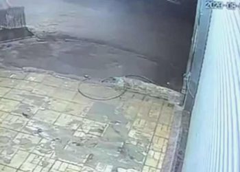 Bu da oldu… Sultangazi’de yağmur suyu mazgalını çaldılar!