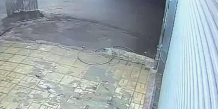 Bu da oldu… Sultangazi’de yağmur suyu mazgalını çaldılar!