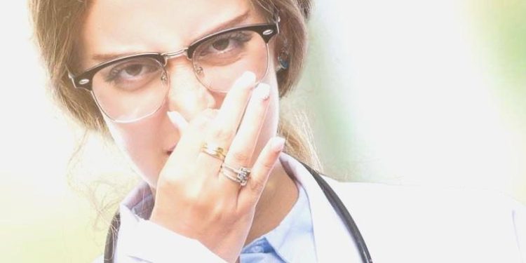 Burnunu karıştıran sıhhat çalışanlarının ‘koronavirüse yakalanma mümkünlüğü daha yüksek’