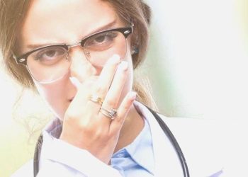 Burnunu karıştıran sıhhat çalışanlarının ‘koronavirüse yakalanma mümkünlüğü daha yüksek’