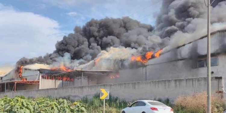 Bursa’da büyük fabrika yangını… 4 fabrikaya daha sıçradı!