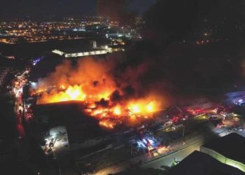 Bursa’da geceyi aydınlatan yangın 8 saat sonra denetim altına alındı, 10 fabrika kül oldu