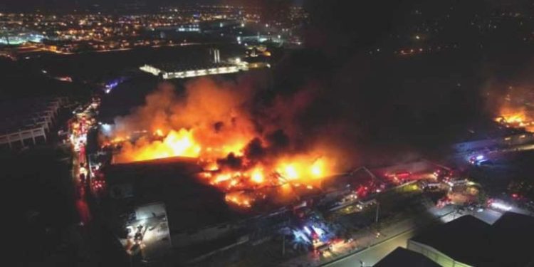 Bursa’da geceyi aydınlatan yangın 8 saat sonra denetim altına alındı, 10 fabrika kül oldu
