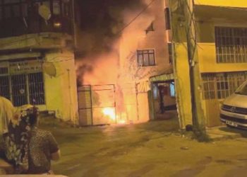 Bursa’da panik anları… Meskenin bahçesinde çıkan yangın işyerine sıçradı