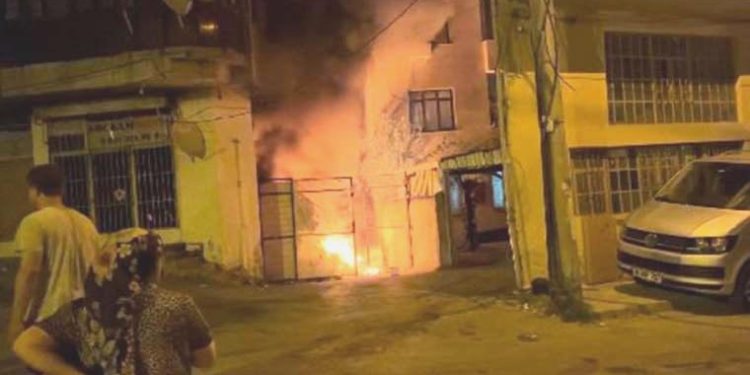 Bursa’da panik anları… Meskenin bahçesinde çıkan yangın işyerine sıçradı