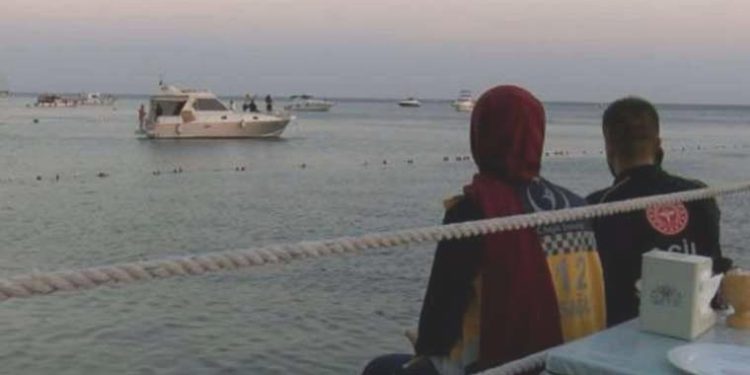 Büyükçekmece’de denize açılan çift kayboldu: Baba kurtarıldı, anne aranıyor