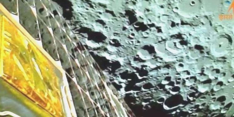 Chandrayaan-3 uzay aracı Ay yüzeyinden birinci manzaraları yolladı
