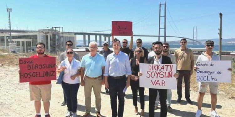 CHP Gençlik Kolları’ndan köprülerde aksiyon: ‘Döviz ofisine güzel geldiniz’